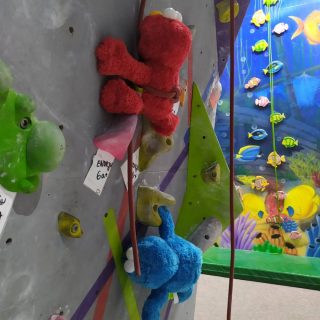 #elmo #cookiemonster #climb #climbingmotivation #góry #gory  #wspinanie #sesamestreet @rezon_centrum