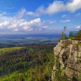 "Korona Gór Polski w koronaferie" to był zeszłoroczny pomysł na rozchodzenie się i dojście do kondycji, po przejściu jedynej istniejącej w ostatnim okresie choroby.

Celem było skompletowanie KGP przed otwarciem granic Polski (do 13 czerwca). Udało się to rozegrać w 4 weekendy. W rocznicę tych weekendów, publikuję wspomnienie tych przejść. 

Ten post jest trzecim z serii i prezentuje 10 kolejnych szczytów z ubiegłorocznego weekendu w tym okresie.

- Szczeliniec Wielki 12/28 (5.06.2020)
- Orlica 13/28 (5.06.2020)
- Jagodna 14/28 (6.06.2020)
- Kowadło 15/28 (6.06.2020)
- Rudawiec 16/28 (6.06.2020)
- Waligóra 17/28 (6.06.2020)
- Chełmiec 18/28 (6.06.2020)
- Skalnik19/28 (7.06.2020)
- Wysoka Kopa 20/29 (7.06.2020)
- Skopiec 21/28 (7.06.2020)

#gory #góry #kgp #mountains #mountain #mountainlovers #koronagorpolski  #koronagórpolski #hikelife #hike #hiking #sudety #beskidy #msr #msrgear #izery #goryizerskie #szczeliniecwielki #orlica #jagodna #kowadlo #rudawiec #waligóra #chelmiec #skalnik #wysokakopa #skopiec