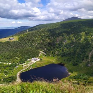 W poprzednim poście myślałem nad planami, jakie mogą się jeszcze wydarzyć w tym roku, w kontekście wypadku jaki mnie spotkał i różnych innych zawirowań. W środę byłem na kontroli u chirurga, a wczoraj wspólnie z @lukaszkocewiak zdecydowaliśmy ostatecznie, że coś spróbujemy wyrzeźbić. Plan jest luźny, a na celowniku są dwa wierzchołki. Nie musimy wejść na żaden, ale co najmniej jeden z nich poprawi nam humor. Wejście na oba w założonym terminie będzie osiągnięciem logistycznym, ale też znakiem, że sprzyjała pogoda.
Ruszamy w środę wieczorem 😀💪. Nie wiemy co się wydarzy.

Wszystko dobrze się planuje leżąc na tarasie w hamaku, ale potem nadchodzi moment kiedy trzeba to zrobić. Ostatnią moją większą aktywnością w górach (poza delikatną wspinaczką skałkową oraz na panelu) był wypad na którym uległem wypadkowi. Utrata przytomności, krwiak na mózgu oraz wstrząśnienie, liczne złamania czaszki i pewne kłopoty neurologiczne to obrażenia, które zostawiają po sobie jednak pewien ślad. Ogólnie czuję się dobrze, ale idealnie jeszcze nie jest. Trudno powiedzieć jak będzie przy zwiększonym wysiłku i na wyższych wysokościach.

Z tego powodu kiedy otworzyłem dziś oczy pomyślałem, że trzeba to sprawdzić, żeby nie było niespodzianki. Wsiadłem w samochód i jako poligon obrałem kurs na Karkonosze. Śnieżka jest sympatyczna do takiego testu. Jakieś ponad 800m przewyższenia w tym ostatnie 200m z większym nachyleniem. Ogólnie przedeptałem delikatnie 20km w niecałe 4 godziny (w tym 1000m przewyższenia) i żadnych niespodzianek nie było. Chyba nie jest źle. Nie wiem jak będzie powyżej 3000m zwłaszcza, że miałem połamane również zatoki, ale tego w Polsce nie sprawdzę. Trzeba wierzyć, że będzie dobrze. Nabrałem trochę optymizmu co do naszych planów i mam nadzieję, że niedługo będę mógł pochwalić się ich zrealizowaniem. Więcej nie zdradzam, żeby nie budować presji. Nie zakładamy sukcesu za wszelką cenę. Jedziemy spędzić miło czas.

#góry #gory #mountain #mountains #mountainlovers #hikelife #hike #trekking #krkonoše #karkonosze #śnieżka #coffee #coffeelover #mokalovers #moka #bialetti #sudety #sněžka #snezka #coffetime