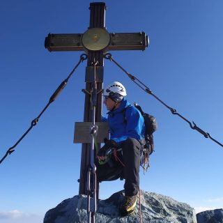 Grossglockner + Triglav. Zrobiłem sobie dwa tygodnie izolacji od Instagrama i nadal nie wiem na co to komu, ale skoro już zalogowałem się ponownie, to nie zaszkodzi wrócić wspominkami dwa tygodnie wstecz. Wówczas w ramach weekendu wspólnie z @lukaszkocewiak wybraliśmy się na krótką wycieczkę w Alpy. Głównym celem było sprawdzenie co dzieje się na najwyższym szczycie Austrii (Grossglockner 14.08.2021), a ponieważ pogoda dopisała, to sprawdziliśmy również co jest w tej dziwnej budce na najwyższym szczycie Słowenii (Triglav 15.08.2021). Obu szczytom poświęcę kiedyś dwa osobne posty bo myślę, że są tego warte by opisać je oddzielnie.

Dla mnie wydarzenie to miało symboliczny charakter, gdyż wszystko to miało miejsce półtora miesiąca po groźnym wypadku i wcale nie było dla mnie oczywiste jak to zniosę. Wszystko poszło jednak bez kłopotów i z tego faktu byłem najbardziej zadowolony. Jeszcze nie do końca wszystko się zrosło i jest na swoim miejscu, ale chyba już jest wystarczająco w porządku 😀👍. W najbliższy weekend jest plan by dokończyć wycieczkę przerwaną dwa miesiące temu i w ten sposób zapomnieć już o jakimkolwiek urazie.

#góry #gory #hike #hikelife #mountainlovers #mountains #mountain #grossglockner #triglav #climbing #climb #wspinaczka #wspinanie #alps