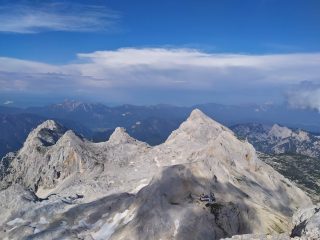 Triglav - Wejście na tą góre odbyło się nieco w cieniu wycieczki na Grossglockner. Obiecałem poświęcić jej jednak osobny wpis, gdyż ten najwyższy szczyt Słowenii, zdecydowanie na to zasługuje. W zasadzie nie tylko szczyt... Cały region jest wart tego, aby poświęcić mu więcej uwagi.

Po tym jak weszliśmy na najwyższy austriacki wierzchołek podjęliśmy decyzję, że z uwagi na sprzyjającą pogodę udamy się jeszcze na Słowenię. Spaliśmy na kempingu w okolicy miejscowości Bled, gdzie trochę się zregenerowaliśmy i na drugi dzień około godziny 11 pojawiliśmy się na szlaku. Szlak startuje z wysokości ok. 1000m i to daje do zrozumienia, że czeka nas 1800m wdrapywania do góry. Po początkowo płaskiej części przez las i po dojściu do skalistej ściany zaczyna się zdobywanie wysokości. Na trasie jest kilka krótkich ferrat o trudności A/B, a poza tym po prostu trzeba iść mocno do góry. Taki los... Technicznie nie jest to wejście szczególnie wymagające, jednak kondycyjnie daje popalić. W pewnym momencie wychodzimy na skalistą równinę, po której czekał nas ostatni fragment do schroniska. Ponieważ pogoda trochę się popsuła, w pierwszej chwili zdecydowaliśmy, że na szczyt udamy się kolejnego dnia. Po pół godziny chmury się jednak rozeszły i nie było na co czekać. Wejście od schroniska to już mniej niż godzina. Do samego szczytu towarzyszą nam stalowe liny. Jest to ferrata z wyraźnymi stopniami, gdzie asekuracja może bardziej przeszkadzać niż pomagać, ale decyzja należy już do własnej oceny. Miałem na sobie uprząż i lonżę, ale nie korzystałem. Widoki rewelacyjne, klimat nie do opisania... Polecam. W Alpy Julijskie z chęcią jeszcze wrócę.

#góry #gory #hory #berge #mountain #montañas #montana #montagne #mountainlovers #mountains #julianalps #slovenia #slovenija #alps #triglav #climbing #climb #wspinaczka #wspinanie #coffeetime #coffee #moka