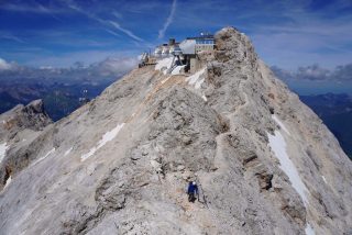 Dziś jest idealny dzień na 40 post 😉. Skoro jubileuszowo to idealnie będzie z "Grani Jubileuszowej" 🎂. Zdjęcia ze startu pod Zugspitze nie zapowiadają jeszcze tego co czeka później... Widoczki jednak warte odświeżenia.

Pierwsze ujęcie wykonane przez @lukaszkocewiak pokazujące szczyt ze stacją kolejki (i jeszcze ta niebieska kropka na dole). Drugie i trzecie wykonane już przeze mnie prezentujące grań, która nas czekała. Trzecie zdjęcie to widoczek w kierunku południowym, natomiast ostatnie zdjęcie jest spojrzeniem za plecy po pierwszych trudnościach.

#góry #gory #mountainlovers #mountains #hike #hiking #hikelife #climb #climbing #hory #berge #bergliebe #montagne #mountainlovers #sanglant #jubiläumsgrat #alps #alpen #bayern #zugspitze #jubilaumsgrat #birthday #coffeetime