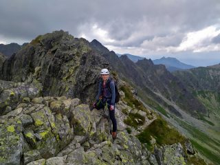 Niezależnie czy wejdziesz na Śnieżkę lub przejdziesz granią z Everestu na Lhotse, w Polsce zawsze padnie pytanie o Orlą Perć ;-). Tatrzański szlak turystyczny okryty legendą. Przyszedł czas sprawdzić co i jak...

O samym szlaku napisano już wiele. Nie jest wybitnie trudny, choć wszystko zależy od warunków pogodowych i doświadczenia. To co jest najtrudniejsze to logistyka tak by starczyło czasu, trafić w pogodę oraz uniknąć tłumów. Start z Przełęczy Zawrat sam w sobie stanowi dla wielu cel wycieczek, a to dopiero początek i trzeba to uwzględnić. Na szczęście czasy przejść w przewodnikach nie są wyśrubowane i podane są dla spokojnego tempa. Najważniejsze iść bez pośpiechu i skoncentrowanym na ruchach. Czas 6 godzin na wszystkie odcinki jest bardzo realny. Ponadto istnieje dużo szlaków "ratunkowych" i można dzięki nim ewakuować się w razie konieczności. 

Warto mieć kask, gdyż na szlaku potrafi być sporo osób, które mogą zrzucić z góry luźne kamienie. Co do asekuracji w postaci lonży, polecam używać, choć może nie jest ona bardzo niezbędna. Jeśli ma się jednak kurzyć w szafie, to na szlaku lepiej spełni swoje zadanie. Zwłaszcza przy jakimś załamaniu pogody.

Podsumowując, ukończenie Orlej Perci sprawiło u mnie sporo radości. Przede wszystkim piękne widoki prezentujące przekrojowo polskie Tatry Wysokie. Ponadto to dobry trening kondycyjny i co równie ważne wreszcie mam odpowiedzi na pytania o ten najbardziej legendarny szlak turystyczny w Polsce.

P.S.
Pisząc, że szlak nie jest wybitnie trudny adresuję to do osób, które o górach wiedzą więcej niż to, że są w górach. Każdy powinien rozsądnie dobierać sobie cele wycieczek w zależności od indywidualnych możliwości i bazując na swoim doświadczeniu. Orla Perć jest jednym z bardziej wymagających szlaków turystycznych w Polsce.

#góry #gory #mountainlovers #mountains #hike #hiking #hikelife #tatry #tatramountains #climb #climbing #hory #berge #bergliebe #montagne #mountainlovers #sanglant #poland #polishmountains #tatrymountains #tpn #tatrzanskiparknarodowy #orlaperc #zawrat #krzyzne #koziwierch #viaferrata