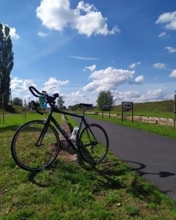 Roweru szosowego to u mnie w galerii jeszcze nie było... Na trasie którą chcę opisać, byłem również wcześniej na MTB. Na gładkim asfalcie i długich prostych czułem się jednak wówczas, jakbym ciągnął za sobą kotwicę.

"Kolej na rower" to 55km ścieżka rowerowa położona w miejscu byłej trasy kolejowej. W rzeczywistości są to dwa odcinki ok. 30km i niecałe 20km, które łączy dojazd przez miasto (Nowa Sól). Jest to wymarzone miejsce pod rower szosowy. W tygodniu jest niewielki ruch i można bezpiecznie skupić się na utrzymywaniu prędkości. Ścieżka jest dość szeroka. Co jakiś czas przejeżdżamy wzdłuż peronów, mijając zamknięte dworce, a największą atrakcją jest most nad Odrą, po którym kiedyś oczywiście jeździły pociągi. Miejsce godne polecenia dla każdego, kto doceni takie asfaltowe odcinki, ale również na weekendową wycieczkę familijną.

#bikelife #cycling #roadcycling #bike #bicycle #rower #szosa #rowerowo #coffeetime #coffee #moka #kawa #familybikeride #triathlon #trilife #triathlontraining