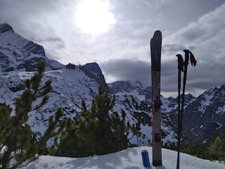 Alpy Bawarskie. Fragment Alp, do których z powodów sentymentalnych z przyjemnością wracam. Debiut nowych nart podczas krótkiej wycieczki, ozdobionej widokiem na Zugspitze i Jubiläumsgrat. 

#góry #gory #mountainlovers #mountains #hike #hiking #hory #berge #bergliebe #montagne #mountainlovers #sanglant #skitour #skitouring #skitouren #jubiläumsgrat #zugspitze #garmischpartenkirchen #bayerischealpen